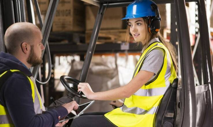 Teoretyczne i praktyczne szkolenie – co oferuje kurs na wózki widłowe?