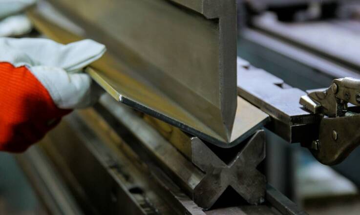 Gięcie blach na prasie krawędziowej – kluczowe zastosowania w budownictwie.