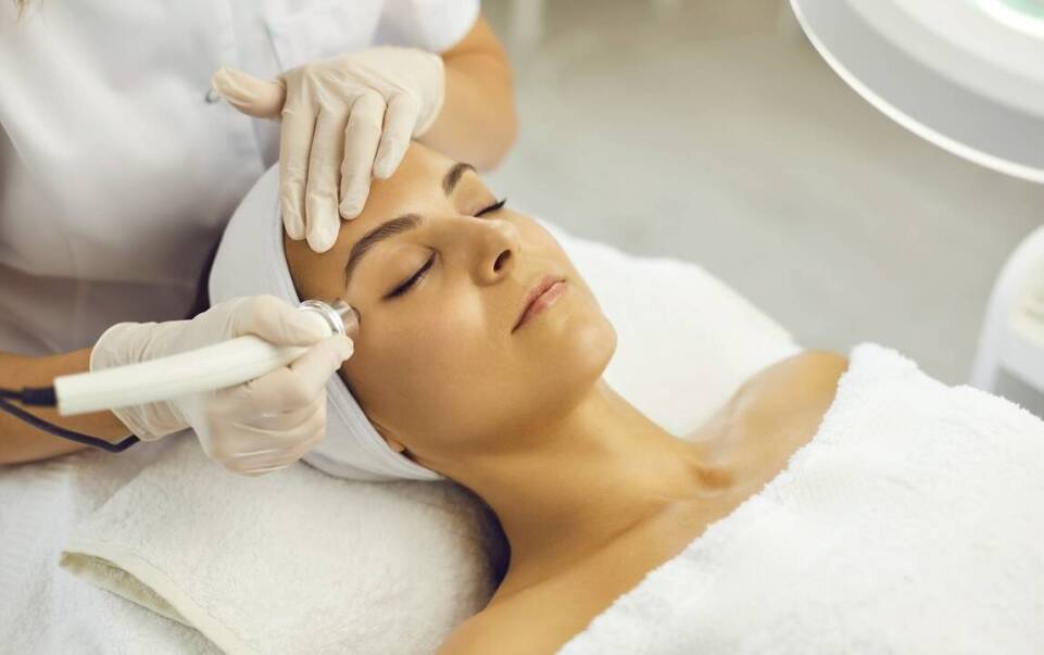 Niechirurgiczny lifting twarzy – na czym polega i dla kogo jest odpowiedni?