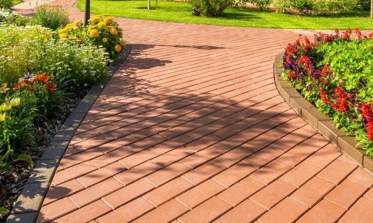 Jak właściwie zaplanować układanie kostki brukowej na zielonych terenach?