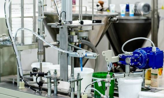 Jak mieszalnia lakierów wspiera warsztaty samochodowe w osiąganiu perfekcji?