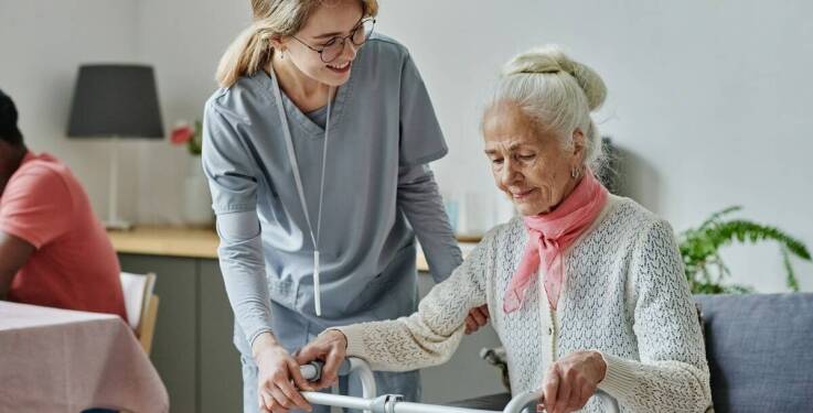 Znaczenie wykwalifikowanego medycznego personelu w opiece nad seniorami w Elblągu