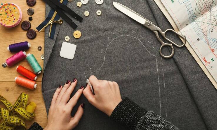 Proces szycia wieczorowej sukni na miarę – od inspiracji do gotowego produktu