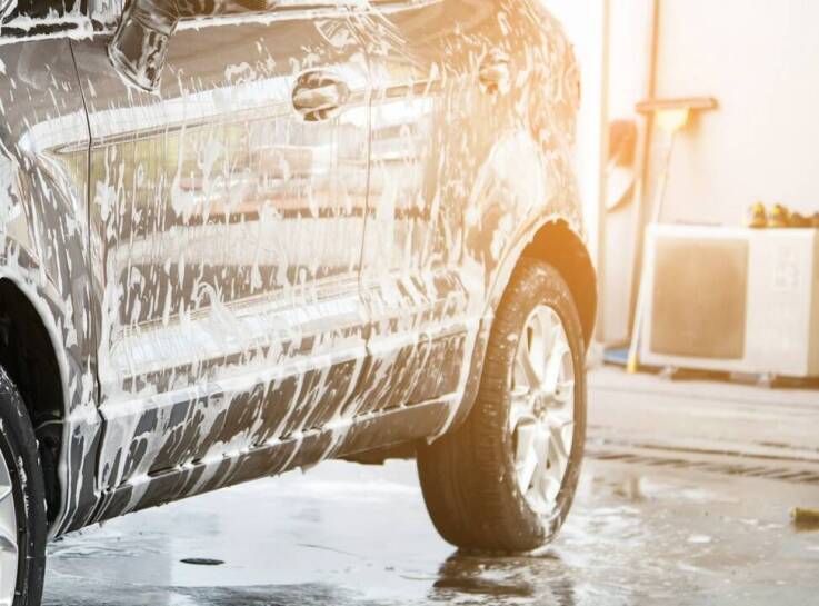 Jak zmieniające się trendy wpływają na koszty budowy bezdotykowych myjni?