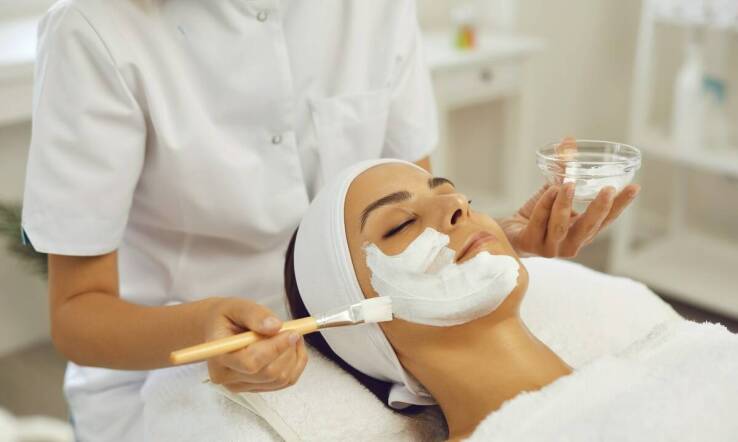Jakie zabiegi kosmetyczne na twarz warto rozważyć dla poprawy kondycji skóry?