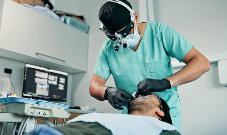 Chirurgia stomatologiczna a zarządzanie bólem – jakie dostępne są metody?