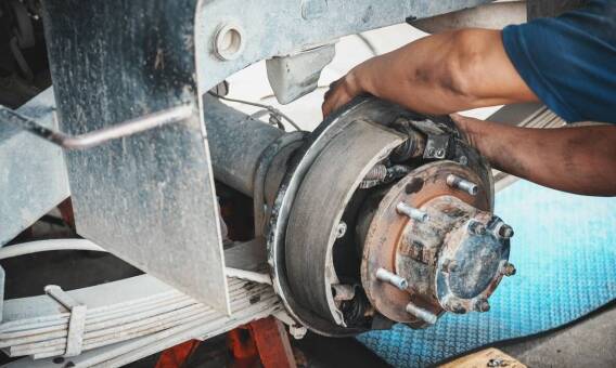 Jakie są najczęstsze błędy przy samodzielnej próbie naprawy układu hamulcowego?