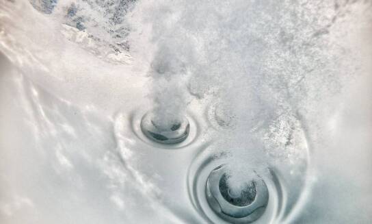 Jakie są zalety posiadania zewnętrznego jacuzzi w różnych porach roku?