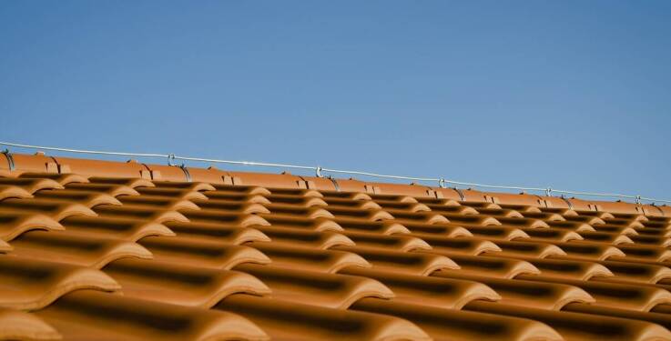 Jakie są najważniejsze korzyści z wyboru ceramicznych dachówek?