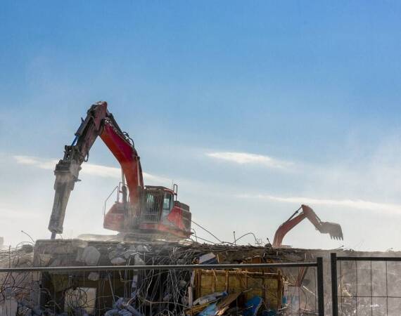 Rola koparki w bezpiecznym usuwaniu obiektów i budynków