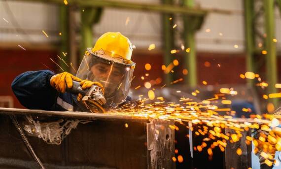 Jak odkurzanie przemysłowych instalacji wpływa na bezpieczeństwo pracy?