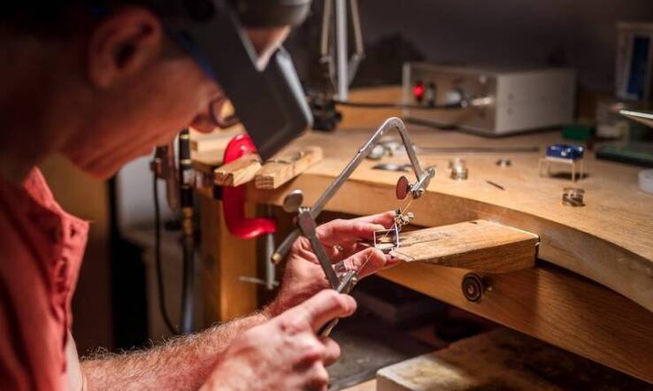 Znaczenie pielęgnacji złotej biżuterii – porady od profesjonalistów