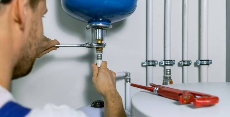 Zalety montażu systemów grzewczych przez profesjonalnego hydraulika
