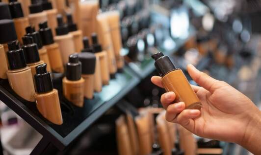 Jak dobrać odpowiednią bazę do makijażu okolicznościowego?