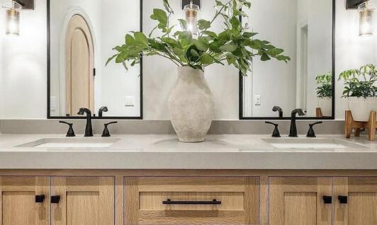 Oprawa luster na wymiar - jak dostosować ją do potrzeb klienta?