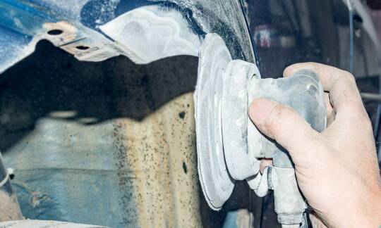 Techniki przywracania głębi koloru lakieru w samochodowej myjni