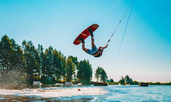 Wakeboarding jako pasja – jak odpowiednio dobrać deskę, aby cieszyć się tym sportem?