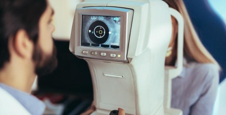 W jaki sposób badanie rogówki pomaga w leczeniu wad wzroku?