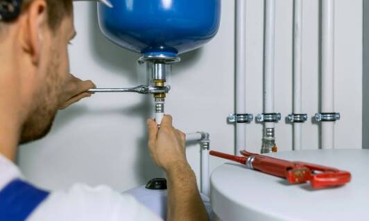 Zalety montażu systemów grzewczych przez profesjonalnego hydraulika