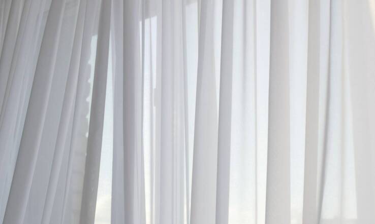 Jakie właściwości wyróżniają biały szyfon na metry w produkcji akcesoriów modowych?