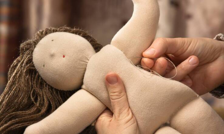 Jak powstają ręcznie szyte lalki – krok po kroku do unikalnego dzieła sztuki