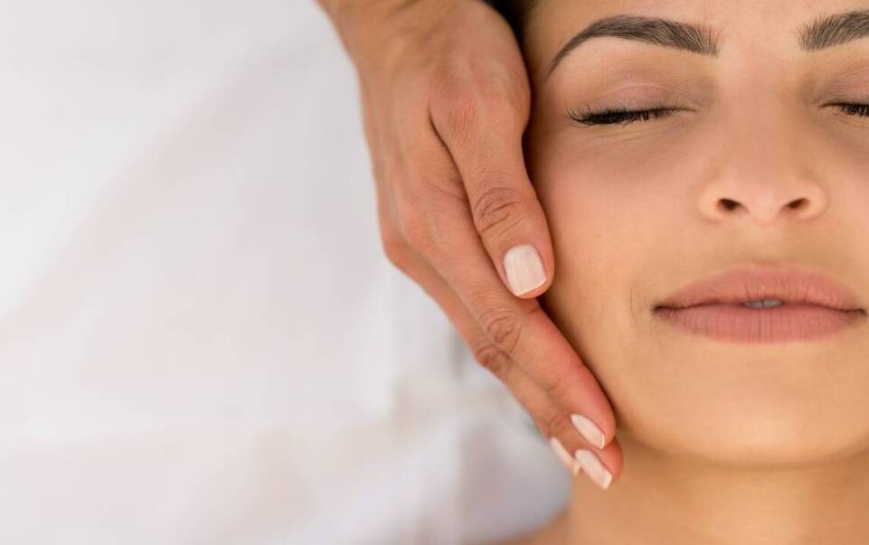 Jak regularny relaksacyjny masaż poprawia kondycję skóry na twarzy