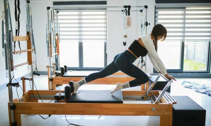 Jak reformer pilates w Warszawie wpływa na rozwój mięśniowej siły?