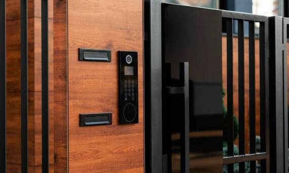 Innowacyjne funkcje w nowoczesnych wejściowych drzwiach