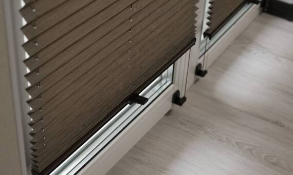 Kiedy warto zdecydować się na plisowane rolety w kuchni?