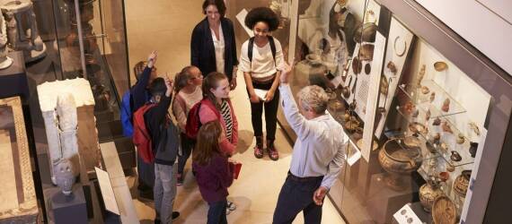 Edukacyjne wycieczki po Poznaniu z przewodnikiem – co oferują szkołom?