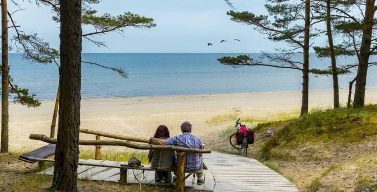 Relaks i natura: co oferują domki przy plaży w Lubiatowie dla par?