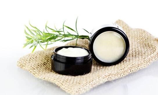 Jakie są zalety stosowania naturalnych kremów na noc przeciwzmarszczkowych?