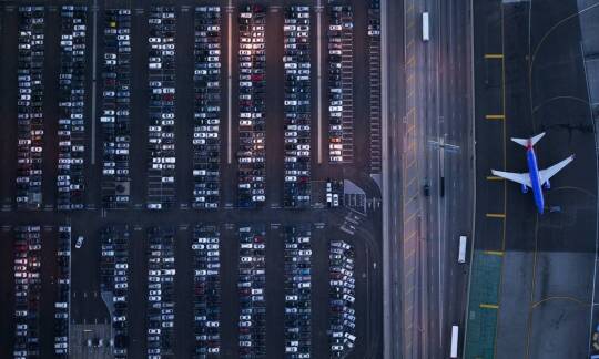 Wpływ utwardzonej nawierzchni na bezpieczeństwo parkowania przy lotnisku