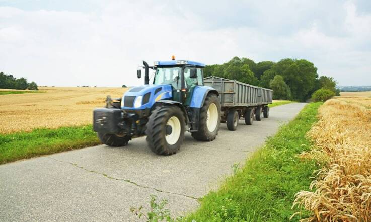 Jak specyfika rolniczych maszyn wpływa na proces ich transportu?