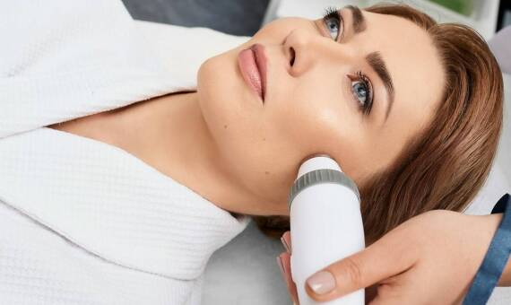 Nawilżające zabiegi jako sposób na zdrową i promienną skórę