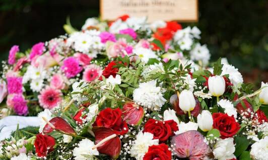 Rola florystycznego doradztwa przy wyborze pogrzebowego wieńca
