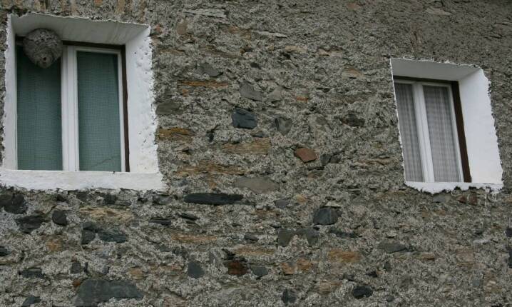 Rola granitowych parapetów zewnętrznych w ochronie przed wilgocią