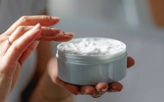 Jak krem Avene pomaga w odbudowie hydrolipidowej bariery skóry?