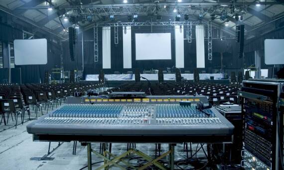 Nowe technologie w technice estradowej: jak wpływają na organizację imprez?