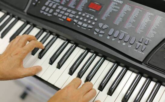 Zalety keyboardu dla początkujących dorosłych: Przewodnik po funkcjach instrumentu