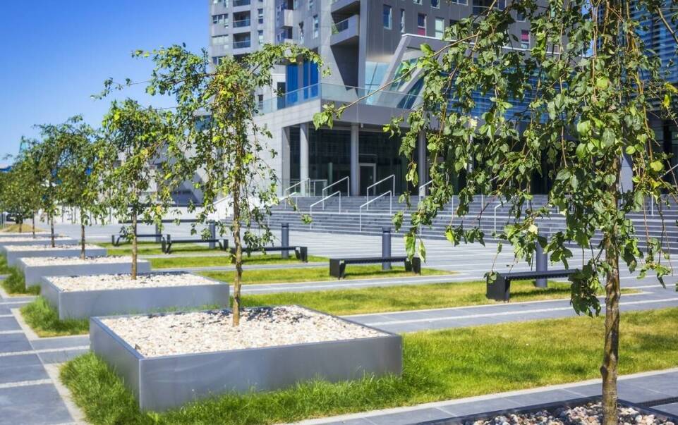 Zastosowanie elementów małej architektury w projektach publicznych.