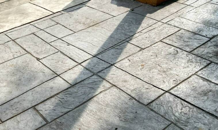 Korzyści z zastosowania betonowych posadzek na tarasach i balkonach