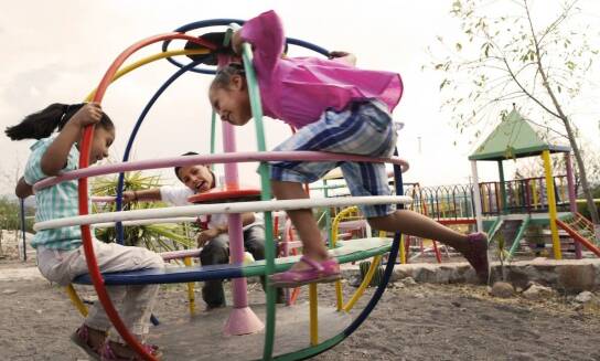 Atrakcje dla dzieci: tyrolka, huśtawki i trampoliny na świeżym powietrzu