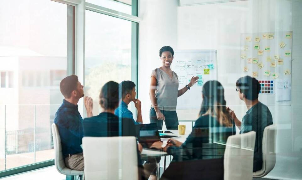 Znaczenie szkoleń z zakresu efektywnej komunikacji dla projektowych zespołów