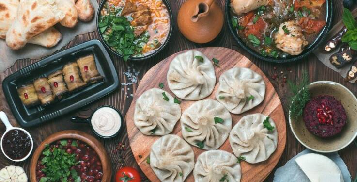 Jakie orientalne dania najlepiej sprawdzą się na okolicznościowych imprezach?
