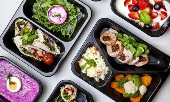 Jak catering zapewnia odpowiednią ilość witamin i minerałów w posiłkach dla dzieci?