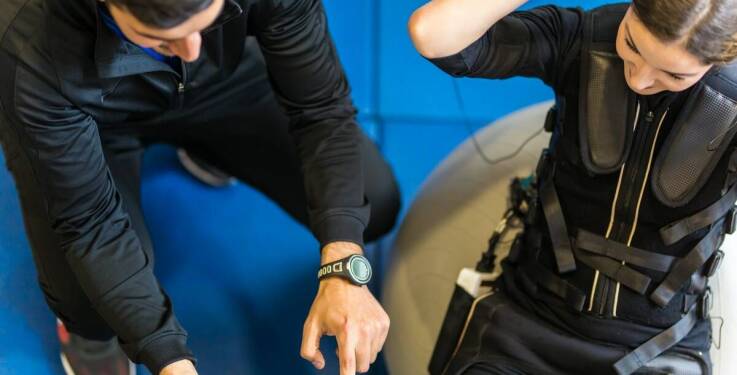 Jakie technologie wspierają naukę podczas spadochronowych kursów?