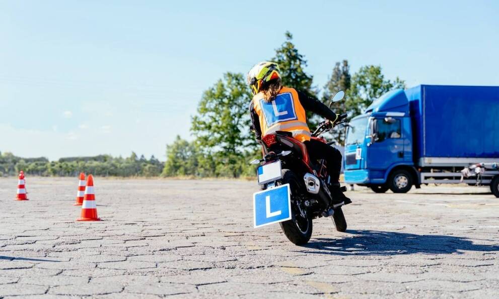 Jakie wyzwania czekają przyszłych motocyklistów podczas kursu na prawo jazdy?