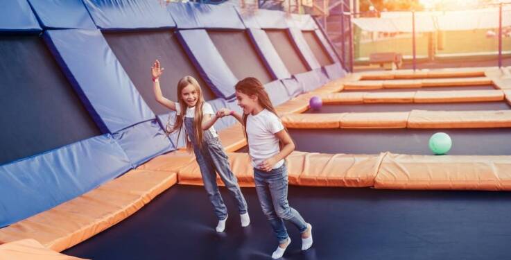 W jaki sposób interaktywne atrakcje mogą zwiększyć atrakcyjność parku z trampolinami?