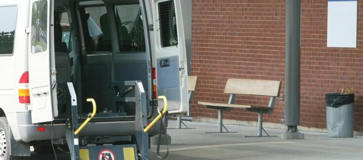 Wynajem busów a komfort podróży dla osób z niepełnosprawnościami
